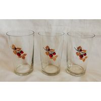 Винтажные стаканы с изображением клубники и золотыми листьями.Реймс,Франция.