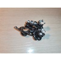 Тяжёлая, металлическая брошь с вставками, застёжка рабочая.