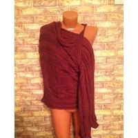 Теплый и красивый вязанный палантин очень интересной модели. Палантин продевается на руку через отверстие, а с другой стороны оборачивает плечики. размер 2 м на 80 см. Цвет бордо. Очень теплый.