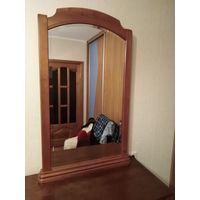 Зеркало в деревянной раме не использовалось
