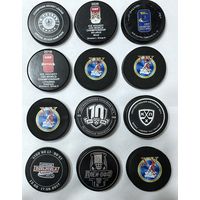 Коллекционные хоккейные шайбы.