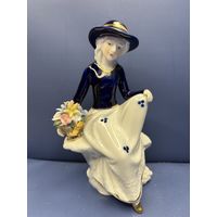 Статуэтка фарфор дама на пне