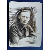 Фото юноши со знаком ОСОАВИАХИМа. Рогачев? 1940 г. 9х12 см.