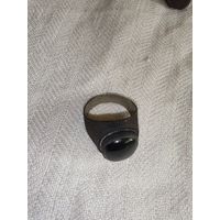 Кольцо печатка с черным камнем.