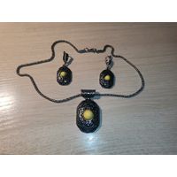 Металлический комплект с вставками и эмалями.