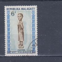 [1855] Мадагаскар 1964. Культура и быт.Женская фигурка. Гашеная марка.