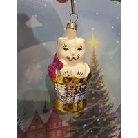 Елочная игрушка котенок в корзине