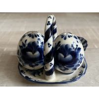 Гжель солонка и перечница на подставке ,яйца в корзинке + ложечка