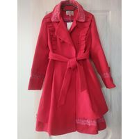 Эксклюзивное новое красное пальто раскалешенное с поясом и рюшами.