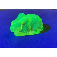 Статуэтка Заяц из уранового стекла . Производство Чехия