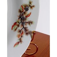 Japan. Япония.Тарелка. Костяной Фарфор. Кедровая ветка. Шишки. Диаметр 23 см