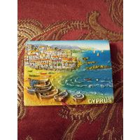 Магнит с изображением прибрежного города на Кипре.