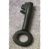 Старинный бронзовый ключик.