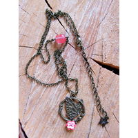 Подвеска ручной работы с бабочкой на цветочке и вишневым кварцем11