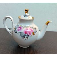 Винтажный фарфоровый заварочный чайник с красивой ручной цветочной  росписью с позолотой , красивая тонкая работа времен СССР