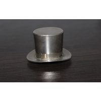 Многоразовая пробка для бутылки, с декоративным навершием в виде шляпы.