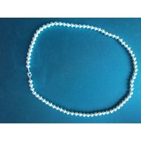 Красивые металлические бусы серебристого цвета.