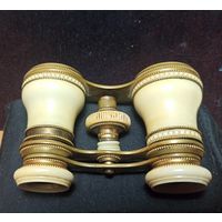 Антикварный английский театральный бинокль из кости и латуни, выпуск около 1900 года.