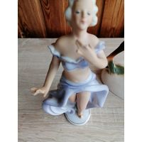 Фарфоровая статуэтка дама,дефект пальчиков,с рубля