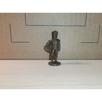 Металлический солдатик "типа киндер", высота 4 см.