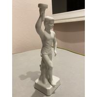 Фарфоровая фигура, олимпийца с факелом