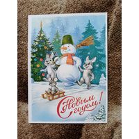 Открытка с новым годом снеговик, зайчики чистая