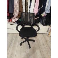 Компьютерное офисное кресло, в отличном состоянии, всё работает, ничего не сломано, не порвано, без пятен. Газлифт хороший. Смотрится красиво. Высота сиденья 41-53 см.