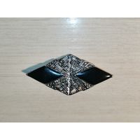 Ромбовидная брошь выполненная в стиле Арт-деко, размер 7*3 см., замок рабочий.