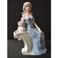 Статуэтка фарфоровая Девушка с букетом, высота 25 см. Европа