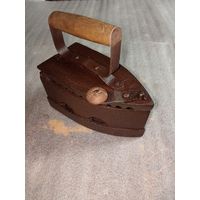 Старый угольный утюг