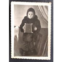 Фото мальчика с гармошкой. 1947 г. 8х11 см.