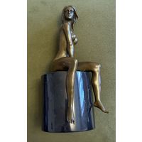 Бронзовая скульптура обнаженной женщины