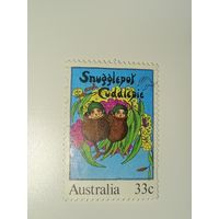 Австралия год 1985.  Марка посвящена героям детской книги австралийской писательницы Мэй Гиббс - Снагглпоту и Каддлпаю