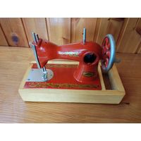 Детская швейная машинка.