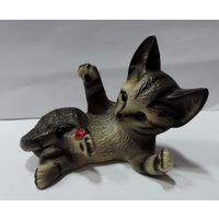 Статуэтка фарфоровая "Кот с божьей коровкой". Япония. Высота 7 см. Длина 8.5 см.