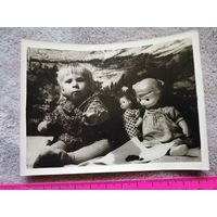 Старое фото. Девочка с куклами. 1963г