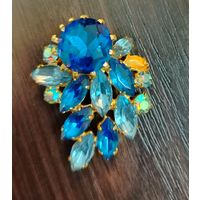 Винтажная брошь выполненная в сине голубой гамме , выполненная из чешского стекла ( Яблонекс ) с Аврора Бореалис