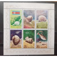 Корея. 1977 год. Фауна моря (малый лист) (1621)