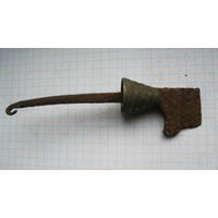 Обломок старинного ножа с бронзовой гардой.