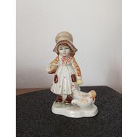 Статуэтка. Девочка с двумя цыплятами.