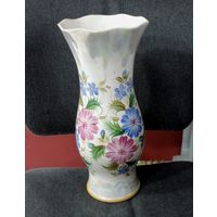 Ваза фарфоровая "Цветы" СССР.  Высота 32 см.