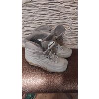 Всепогодные женские ботинки MAMMUT на 39-40 рр. для прогулок и трекинга, оснащённые водонепроницаемой мембраной и подошвой Vibram. Подошва обеспечивает сцепление на различных поверхностях. Очень теплы