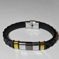 Браслет каучуковый со стальной подвеской