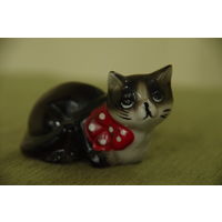 Статуэтка фарфоровая  , " Кот "  высота 4,5 см , длинна 8 см ( целая )