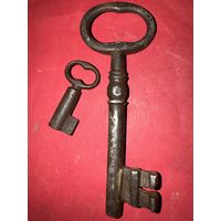 Ключи старинные.цена за два.