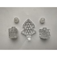 Солонка и перечница на подставке.