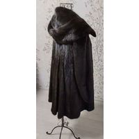 Шуба с капюшоном. Длина 90 см. ог-110 см Размер 48.