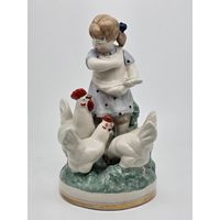 Девочка кормит кур