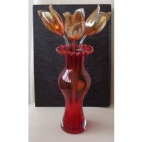 Все лоты с рубля.Ваза красное стекло с тюльпанами Lauscha?,тонкое стекло.